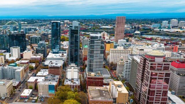 미국 오리건주 최대도시 포틀랜드의 중심비즈니스지구(CBD) 모습. 오른쪽 핑크색 톤의 고층빌딩이 '빅 핑크'로 불리는 U.S. 뱅콥타워. 유튜브 동영상 캡처