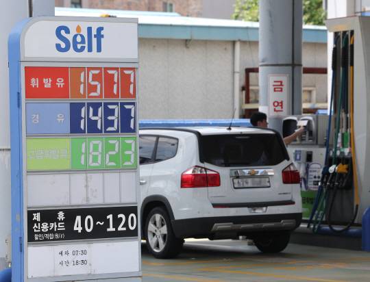 25일 경기 고양시의 한 주유소에 휘발유·경유 가격이 표시돼 있다. 연합뉴스