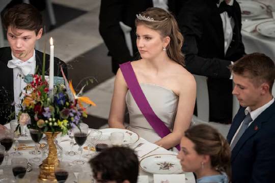 2023년 10월 15일 덴마크 코펜하겐에서 열린 크리스티안 왕자의 18번째 생일 갈라디너에 참석한 엘리자베트(가운데) 벨기에 공주 [AP연합뉴스]