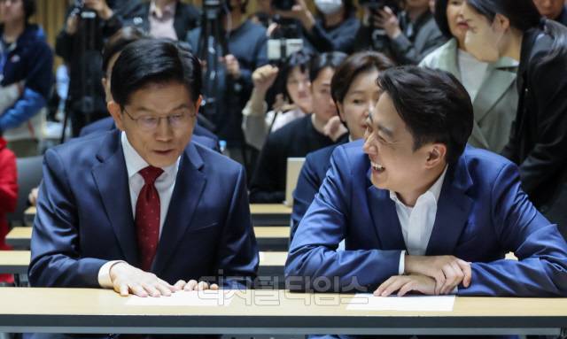 김문수(왼쪽) 국민의힘 대선 후보와 이준석 개혁신당 대선 후보가 지난 19일 서울시청에서 열린 '약자와 동행하는 서울 토론회'에서 대화하고 있다. 박동욱기자 fufus@