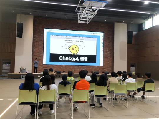 ICT이노베이션스웨어에서 자립준비청년들 대상으로 챗GPT 활용 교육을 진행하고 있다. NIPA 제공