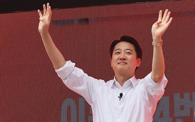 개혁신당 이준석 대선 후보가 24일 경기도 수원시 팔달구 수원역 로데오거리에서 시민들에게 인사하고 있다.(사진=연합뉴스)