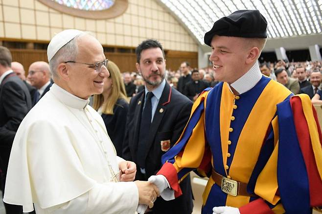 교황 레오 14세가 24일 바티칸의 로마 교황청 및 바티칸 직원들과 함께 청중 앞에서 스위스 근위대를 맞이하며 인사를 받고 있다. AFP 연합뉴스