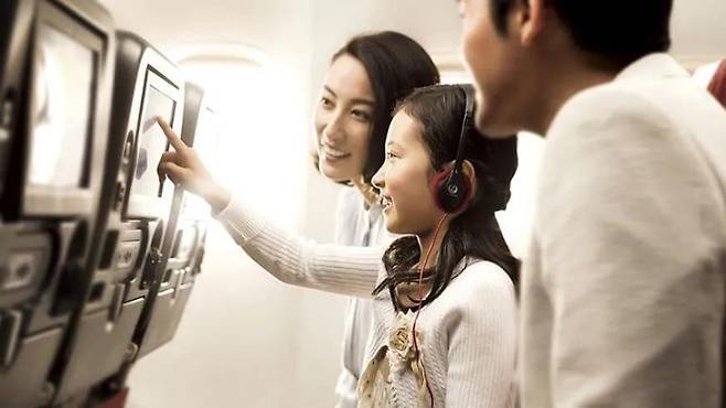 비행기 기내에서 단말기를 이용해 영호ㅘ 등을 보고 있는 탑승자들 . 연합뉴스