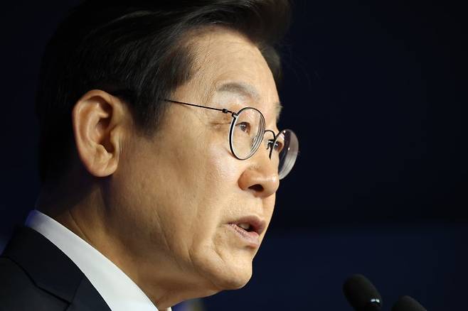 25일 서울 여의도 민주당사에서 열린 기자간담회에서 모두 발언하는 이재명 더불어민주당 대통령 후보. 사진=뉴스1