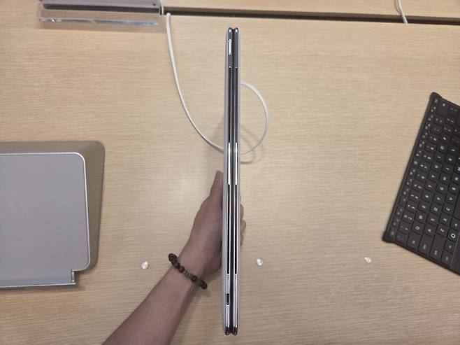 폴더블 노트북 '화웨이 메이트북 폴드 울티메이트' 측면 모습. 사진=구자윤 기자