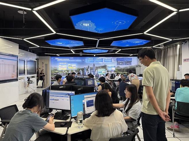 중국 광둥성 선전직업기술대학은 산학협력 과정 ‘화웨이 아이시티 아카데미’를 운영하고 있다. 이 대학 2학년 학생들이 23일 오전 첨단 통신기술 관련 수업을 듣고 있다. 선전/이정연 특파원