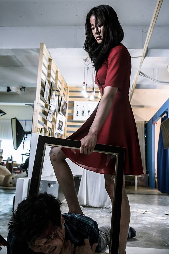 영화 ‘언니’에서 인애(이시영 분)는 동생이 선물한 빨간 원피스와 하이힐을 착용하고 ‘응징’에 나선다. 그러나 이 의상 선택은 경호원으로서의 전문성을 의심하게 하는 나쁜 선택이었다.