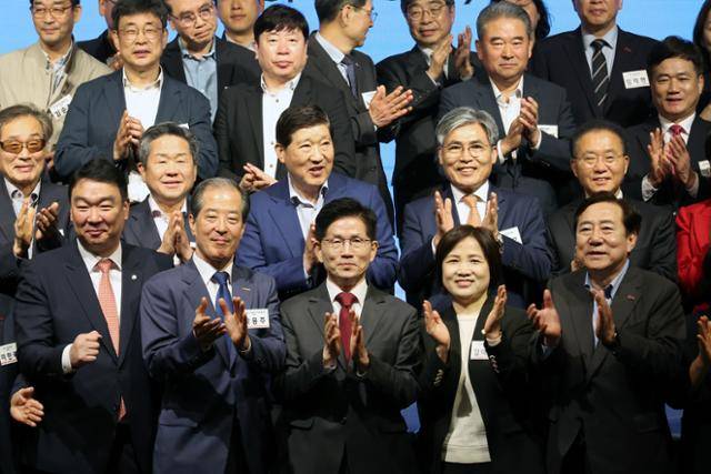 김문수(앞줄 가운데) 국민의힘 대선 후보가 15일 서울 영등포구 중소기업중앙회에서 열린 '자랑스러운 중소기업인협의회 조찬 강연'에 참석해 김기문(맨 오른쪽) 중소기업중앙회장, 박용주(왼쪽 두 번째) 자랑스러운중소기업인협의회 회장 등과 함께 기념사진을 찍으며 박수치고 있다. 뉴시스