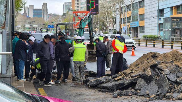 지난달 13일 서울 마포구 지하철 5호선 애오개역 2번 출구 앞 도로에 직경 40㎝, 깊이 1.3m의 싱크홀이 발생하자 서부도로사업소 관계자들이 원인 파악을 위해 도로를 파고 있다. 김나연 기자