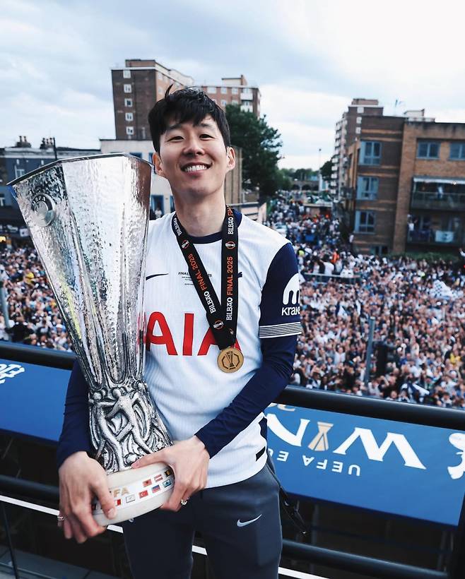 토트넘 손흥민이 24일 영국 런던에서 열린 UEL 우승 기념 버스 퍼레이드 뒤 자신의 SNS를 통해 또 다른 소감을 전했다. 사진=손흥민·토트넘 SNS