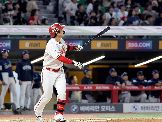 2025 KB0리그 프로야구 SSG랜더스와 NC다이노스의 경기가 13일 오후 인천SSG랜더스필드에서 열렸다. 6회말 2사 1루 최정이 통산 500호 홈런을 치고 있다. 인천=김민규 기자 mgkim1@edaily.co.kr /2025.05.13/