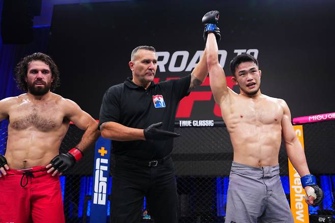 박재현(오른쪽)이 로드 투 UFC 시즌4 8강에서 승리했다. 사진=UFC