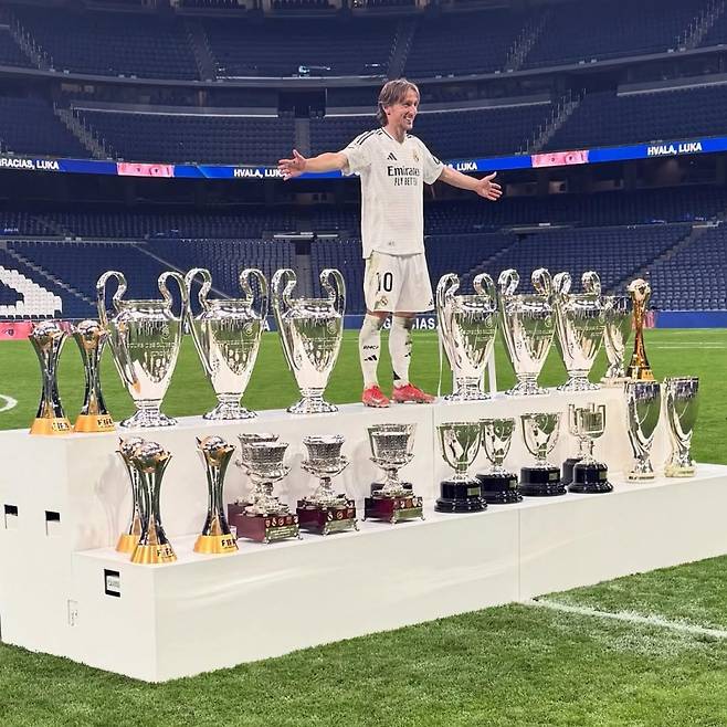 25일 산티아고 베르나베우에서 끝난 레알 소시에다드전을 마치고 고별전 기념 트로피와 사진을 찍고 있는 모드리치. 모드리치는 레알에서만 UCL 우승 6회 포함 다수의 트로피를 품었다. 사진=ESPN SNS