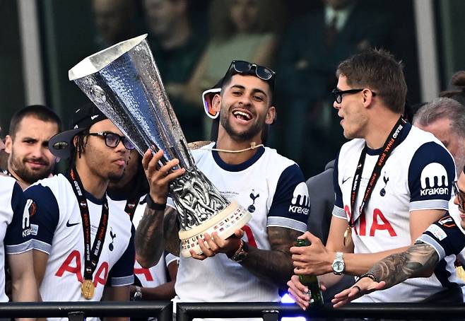 <yonhap photo-3331=""> Soccer Football - Europa League - Tottenham Hotspur Victory Parade - London, Britain - May 23, 2025 Tottenham Hotspur's Cristian Romero lifts the trophy alongside Micky van de Ven during the victory parade REUTERS/Dylan Martinez/2025-05-24 06:21:18/ <저작권자 ⓒ 1980-2025 ㈜연합뉴스. 무단 전재 재배포 금지, AI 학습 및 활용 금지></yonhap>