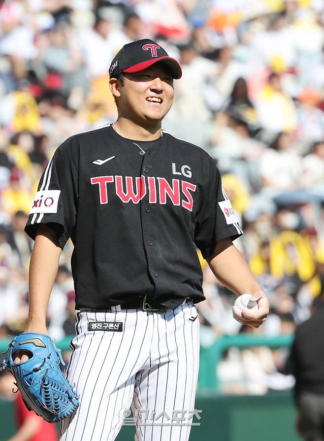 2025 KB0리그 프로야구 SSG랜더스와 LG트윈스의 경기가 25일 오후 인천SSG랜더스필드에서 열렸다. 7회말 2사 선발 송승기가 교체사인이 나자 웃으며 마운드를 내려갈 준비를 하고 있다. 인천=김민규 기자 mgkim1@edaily.co.kr /2025.05.25/