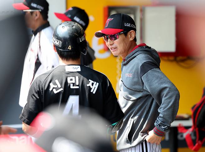 2025 KB0리그 프로야구 SSG랜더스와 LG트윈스의 경기가 25일 오후 인천SSG랜더스필드에서 열렸다. 1회초 첫 타석을 내야땅볼로 물러난 신민재를 부른 염경엽 감독이 더그아웃에서 얘기를 나누고 있다. 인천=김민규 기자 mgkim1@edaily.co.kr /2025.05.25/