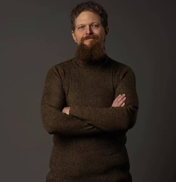 지팡이 없이는 걷지도 못했던 초고도비만의 50대 남성이 'DDP 요가'와 식단 조절을 통해 140㎏ 감량에 성공했다. 사진은 감량 후 켄 도어의 모습. [사진=데일리메일]