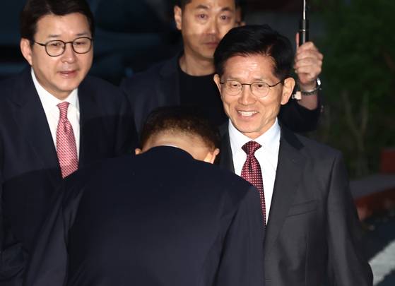 김문수 국민의힘 대통령 후보가 24일 박근혜 전 대통령을 예방하기 위해 대구 달성군 사저에 도착, 관계자들과 인사하고 있다. 뉴스1