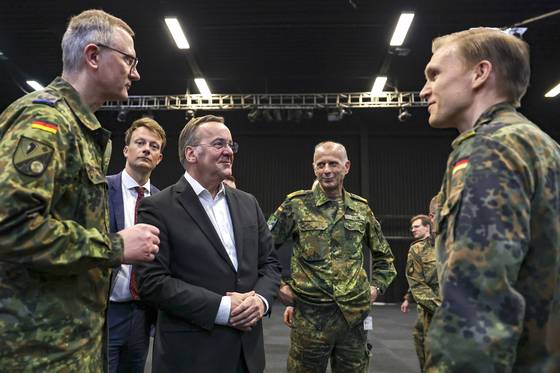 보리스 피스토리우스(왼쪽에서 두번째) 독일 국방부 장관이 지난달 29일(현지시간) 독일 칼카르에서 열린 '잠금 방패' 훈련을 방문하고 있다. EPA=연합뉴스