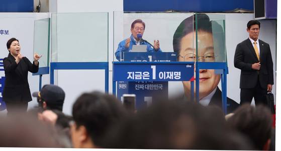 이재명 더불어민주당 대선 후보가 24일 경기 시흥 배곧아브뉴프랑 센트럴광장에서 열린 유세에서 시민들에게 지지를 호소하고 있다. 뉴스1