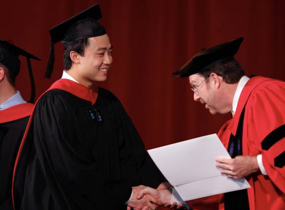 시진핑 중국 국가주석의 경쟁자였던 보시라이 전 충칭시장의 아들 보과과(왼쪽)가 지난 2012년 하버드대 케네디스쿨 졸업식에서 석사학위를 받고 있다. 사진 X 캡처