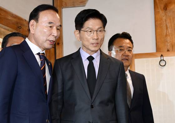 김문수 국민의힘 대선 후보가 25일 충북 옥천군 육영수 여사 생가를 방문하고 있다. 임현동 기자