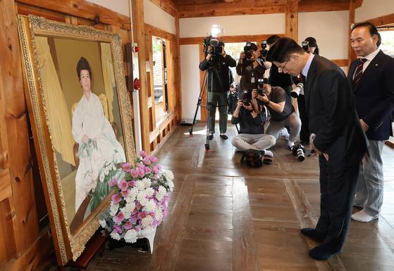 김문수 국민의힘 대선 후보가 25일 오전 충북 옥천군 육영수 여사 생가를 방문해 참배하고 있다. 임현동 기자