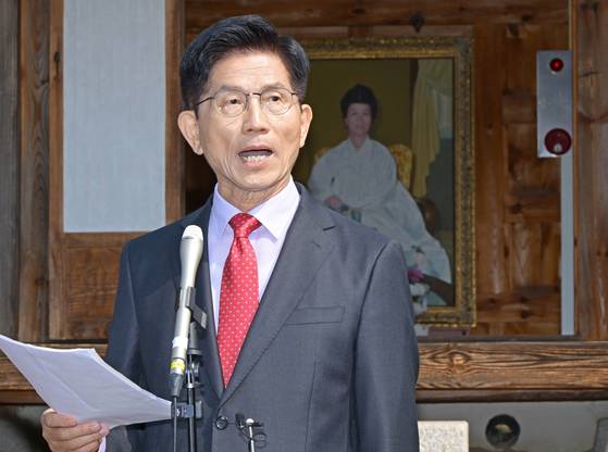 김문수 국민의힘 대선 후보가 25일 충북 옥천군 육영수 여사 생가를 방문해 둘러본 후 현안 관련 입장 발표를 하고 있다. 임현동 기자