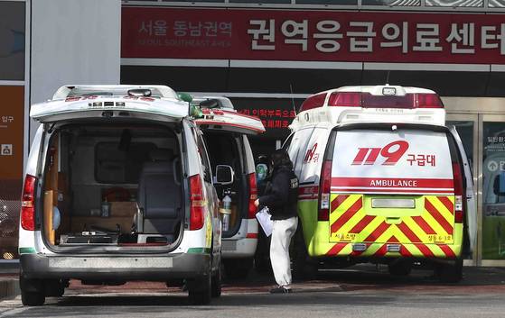 지난 2월 25일 서울 시내의 한 대학병원 응급실 앞에 구급차들이 대기하고 있다. 뉴시스