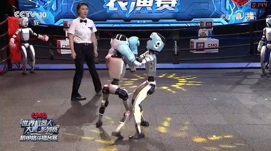 25일 중국 항저우에서 세계 첫 로봇 격투기 대회가 개최됐다. CC-TV 캡처