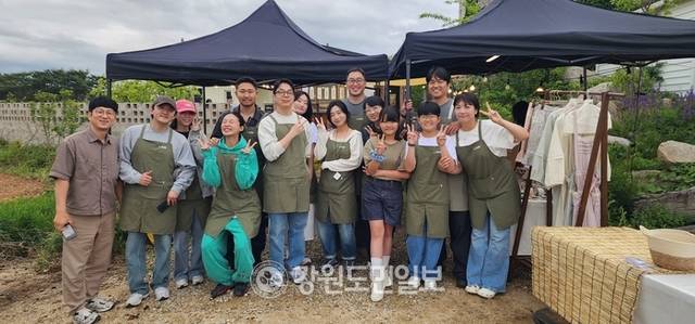 ▲ 최북단 고성군 죽왕면 자작도 해변 안길에서 ‘자작자작 야시장’이 열려 동네잔치 분위기를 연출하며 주말을 맞아 찾아온 관광객들에게 특별한 추억을 전했다. 이날 야시장을 연 셀러들.