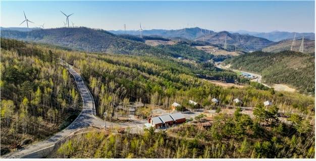 ▲ 강원도와 태백시는 28일 창죽동 매봉산 천상의 숲 산림치유센터에서 유관기관과 단체, 지역주민 등 70여명이 참석한 가운데 ‘매봉산 천상의 숲 개장식’을 갖고, 본격 운영에 들어간다.