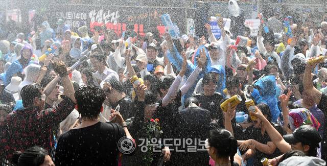 ▲ 2025 춘천마임축제 아수라장이 25일 춘천 중앙로 일대에서 열려 시민들이 축제를 즐기고 있다. 방도겸 기자