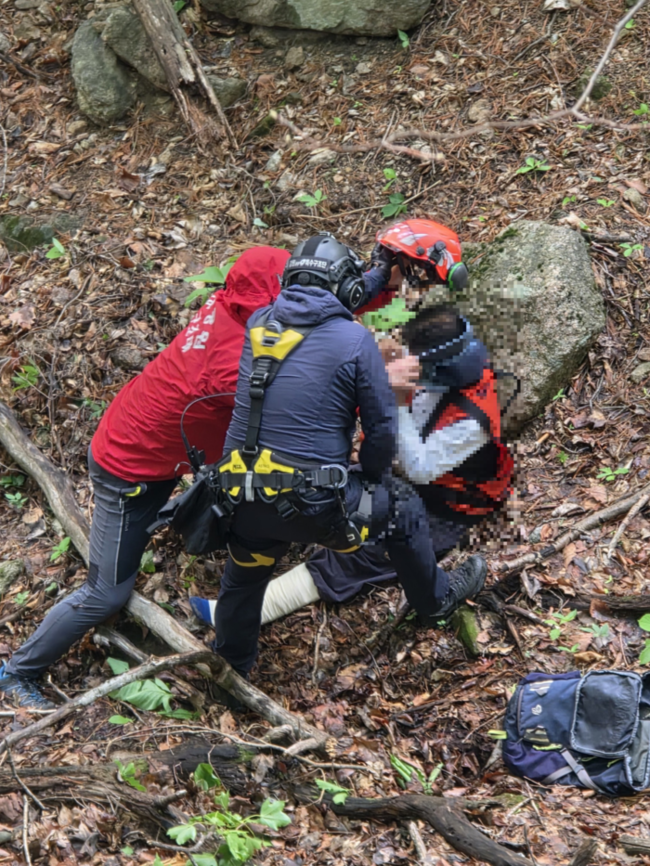 ▲ 25일 오후 1시 33분쯤 인제군 설악산 영시암에서 오세암으로 올라가는 방향에서 등반을 하던 60대 여성이 돌부리에 걸려 넘어져 소방당국에 의해 구조됐다. 강원소방본부 제공