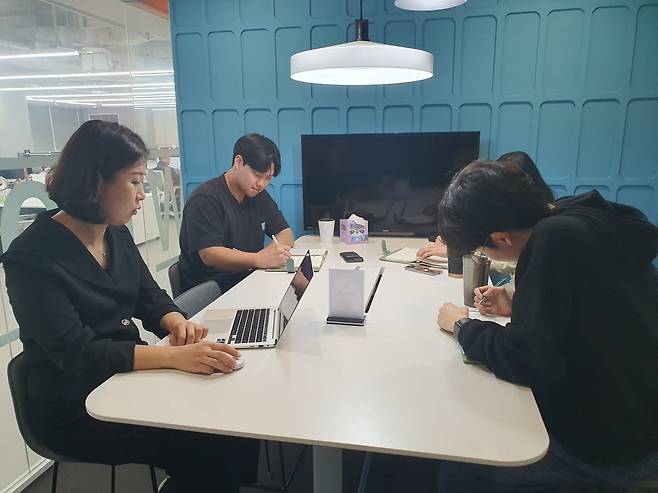 GA본부 직원들이 베트남 마케팅 회의를 진행하고 있다. 성남=윤현주 기자