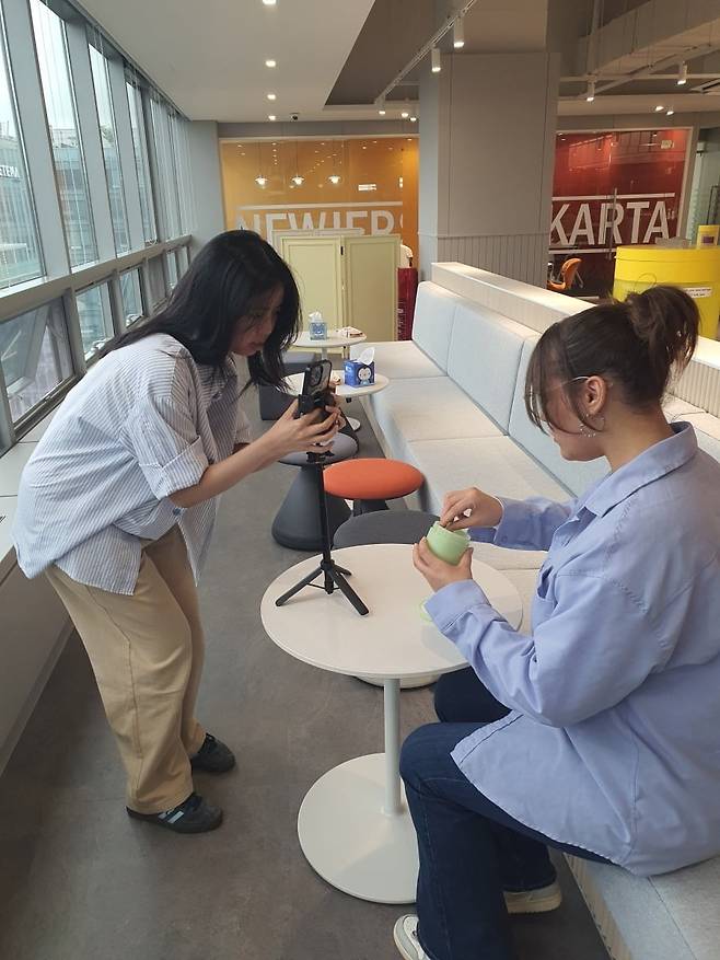 루미(왼쪽)와 셰이다(오른쪽) 사원이 화장품 촬영을 진행하고 있다. 성남=윤현주 기자