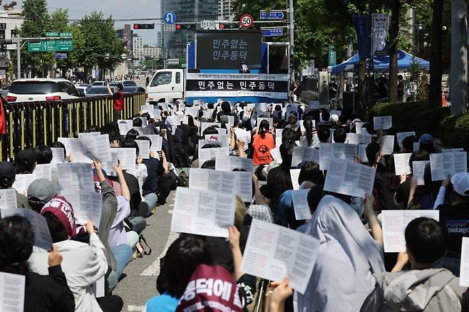 25일 서울경찰청 인근에서 열린 지난해 동덕여대 남녀공학 전환 논의에 반발해 교내 점거 농성을 벌인 학생들에 대한 수사 중단 촉구 집회에서 참가자들이 구호를 외치고 있다./사진=연합뉴스