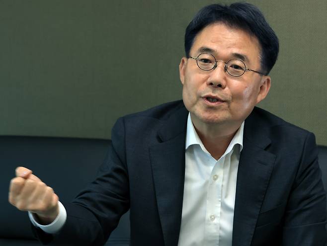 신보성 자본시장연구원 선임연구위원이 5월 19일 서울 여의도 사무실에서 ‘스테이블코인 도입’과 관련해 인터뷰를 하고 있다. 서성일 선임기자