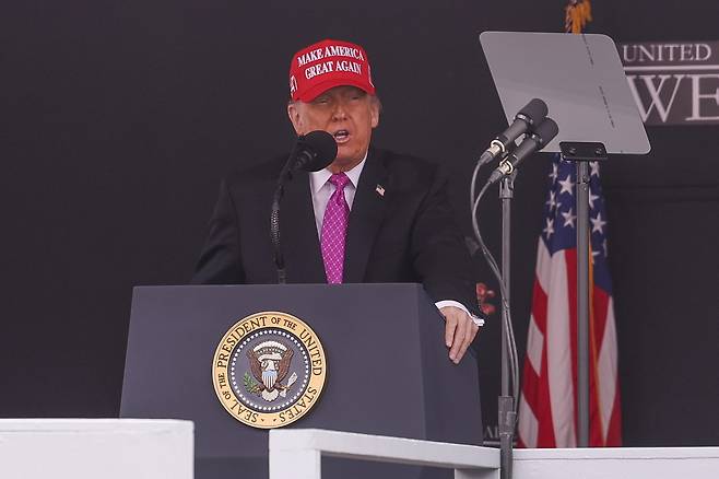 도널드 트럼프 미국 대통령이 24일(현지시간) 웨스트포인트 육군사관학교 졸업식에서 발언하고 있다. EPA연합뉴스