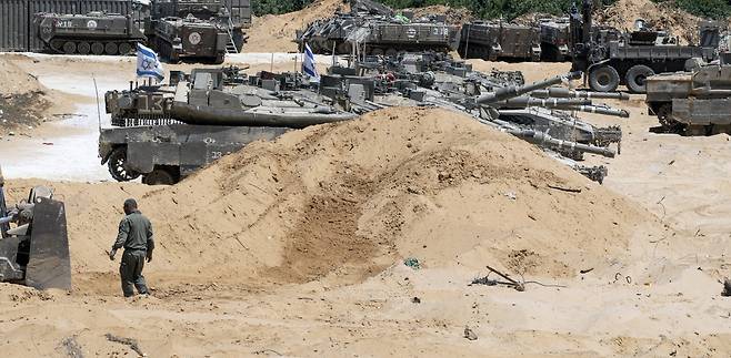 팔레스타인 가자지구 남부의 군 집결지에서 24일(현지시간) 한 이스라엘 군인이 걸어가고 있다. 이스라엘은 가자지구 완전 점령을 목표로 한 ‘기드온의 전차’를 수행 중이다. UPI연합뉴스