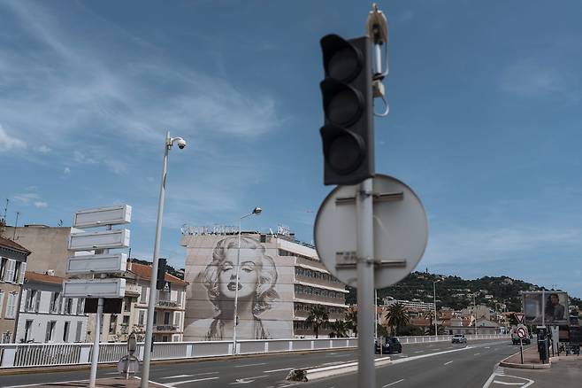 24일(현지시간) 제78회 칸국제영화제 폐막식을 앞두고 프랑스 칸에서 정전으로 신호등이 꺼져있다. AP연합뉴스