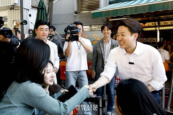 이준석 개혁신당 대선 후보가 25일 서울 종로구 서순라길에서 거리 유세를 하며 시민들과 인사를 나누고 있다. 2025.05.25 문재원 기자
