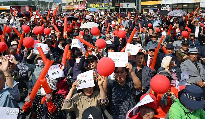 “우리는 김문수” 김문수 국민의힘 대선 후보가 25일 충남 홍성군 홍성읍에서 유세를 하는 동안 시민들이 풍선을 흔들며 지지를 보내고 있다. 한수빈 기자