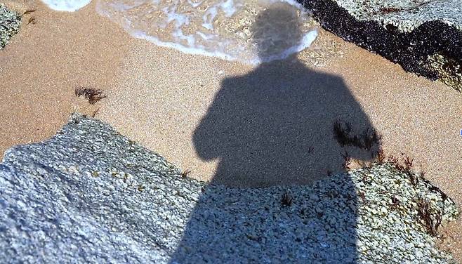 이영돈 감독이 바닷가에서 고뇌하는 모습이 담긴 다큐멘터리 영화 <부정선거, 신의 작품인가>의 한 장면. 더콘텐츠메이커 제공