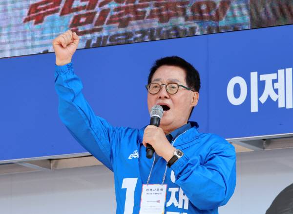 더불어민주당 박지원 중앙 공동선거대책위원장이 지난 12일 광주 동구 5·18민주광장에서 열린 광주시선대위 출정식에 참석해 이재명 후보 지지 발언을 하고 있다. 연합뉴스