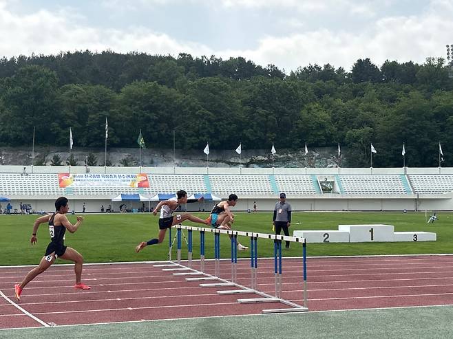 밀양종합운동장에서 열린 제54회 전국종별육상경기선수권대회 경기 장면