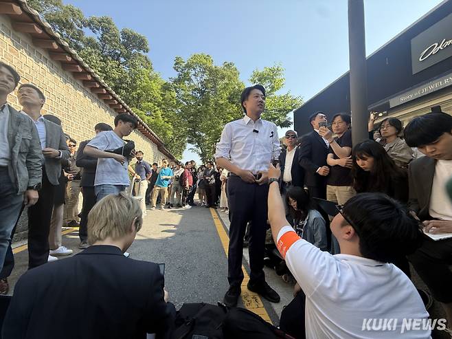 이준석 개혁신당 대선 후보가 25일 오후 서울 종묘 서순라길에서 언론 브리핑을 하고 있다. 송금종 기자&nbsp;