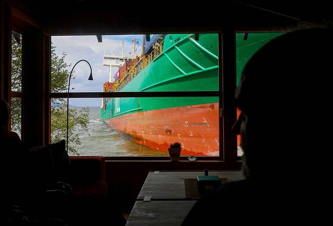 헬베르그씨의 집 창밖으로 좌초한 화물선의 뱃머리가 보이고 있다. AFP연합뉴스