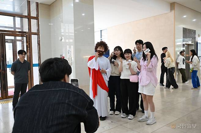 갓플렉스 참석자들이 집회 현장 1층에 마련된 팝업 스토어에서 즐거운 시간을 보내고 있다. 안산=신석현 포토그래퍼